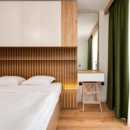 Апартаменти Stylish Flat With Parking For 4 Guest *