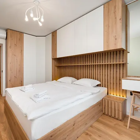 Stylish Flat With Parking For 4 Guest דירה *